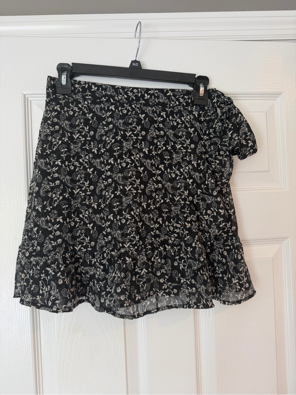 Hollister Black and White Floral Wrap Mini Skirt size small